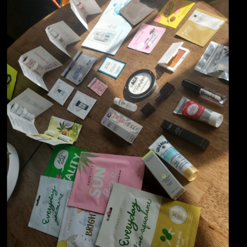 31 piece skincare makeup bundle sampler, it cosmetics, Laura mercier, & more